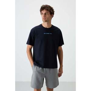 เสื้อยืดคอตตอนทรงโอเวอร์ไซส์สีน้ำเงินกรมท่าสำหรับผู้ชาย ยี่ห้อ Air Jones ผิวสัมผัสหนาพิเศษ พร้อมลายกราฟิก เหมาะสำหรับใส่ลำลอง - Product Image 1