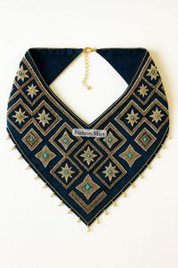 Bandana de terciopelo con cuentas a mano de lujo, collar bordado de diseñador con perlas y detalles dorados - Product Image 3