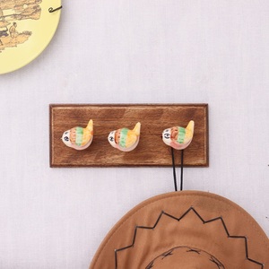 Crochets muraux en bois robustes, faits à la main, en céramique, oiseaux jaunes et verts, crochets muraux WHK-2120 nouveau design, vente en gros - Product Image 4