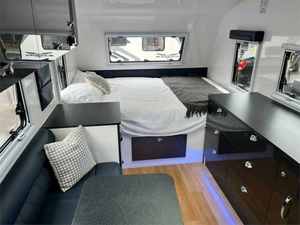 Últimos Modelos de Autocaravanas y Casas Rodantes de Lujo, Curadas por Expertos, 20--2-3 Titan-Blackhawk-HybridOff-Roads, para Salas de Estar y Literas - Product Image 2