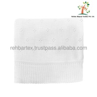 Couverture en tricot doux pour bébé 100% coton Conception à œillets Taille personnalisée et plusieurs couleurs Enveloppe légère et confortable pour les nouveau-nés