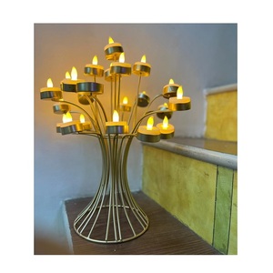 Bougeoir en métal et en verre de style classique parfait pour les intérieurs de maison traditionnels ou la décoration de dîner romantique - Product Image 5