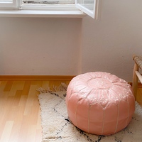 Pouf ottoman marocain bohème en cuir jaune à motifs, perles et broderies, fait main, décoratif, siège bas et repose-pieds mobile pour la maison