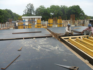 Madera contrachapada resistente al agua negra/marrón de 12 ~ 21mm para construcción, pegamento de melamina con núcleo de pino, formaldehído E1 ecológico - Product Image 6