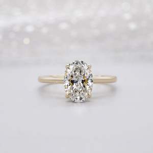 Anillo de Compromiso Ovalado con Halo Oculto y Diamante Solitario de Oro Amarillo Cultivado en Laboratorio, Colección de Anillos de Diamantes - Product Image 1
