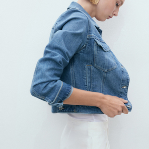 Veste en jean bleu ajustée pour femmes, veste en jean décontractée à boutons pour un look tendance au quotidien, mode urbaine élégante et moderne - Product Image 3