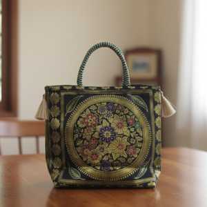 Bolso Tote Banarasi Floral de Medianoche, Acolchado, Hecho a Mano, de Gran Capacidad, de Moda, de Cuero y Nailon, Duradero, de Verano - Product Image 1