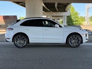 Porsche Macan Turbo 2021 Usado/Nuevo, SUV Compacto de Lujo y Alto Rendimiento, Tracción en las Cuatro Ruedas, Motor de Gasolina Turboalimentado, Vehículo Deportivo Utilitario Premium - Product Image 3
