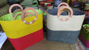 Bolso de rafia pequeño y mediano, con cierre de cordón, asas de bambú de madera, colores sólidos o dos tonos - Product Image 5