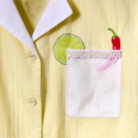 La chemise Seersucker Extra Spicy Relaxed Crop Cut présente une bordure imitation perle brodée de citron vert et une silhouette aérée de poche chili