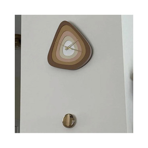 Horloge <span class=keywords><strong>murale</strong></span> sculpturale originale en bois superposé beige pierre, design silencieux et minimaliste pour salon - Product Image 5