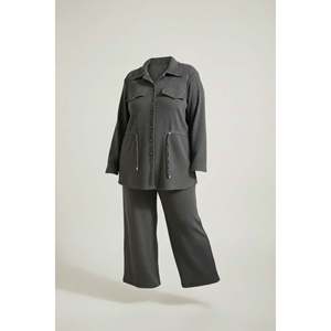 Conjunto de ropa de abrigo y pantalón de tela elástica con bolsillos, talla grande, color fumé - Product Image 6