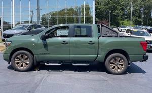 Nissan Titan SV 2024 Verde, Cabina Doble, Tracción en las Cuatro Ruedas, Automático, R18 (Usado en Excelentes Condiciones), Volante a la Izquierda, Paquete de Navegación y Remolque - Product Image 4
