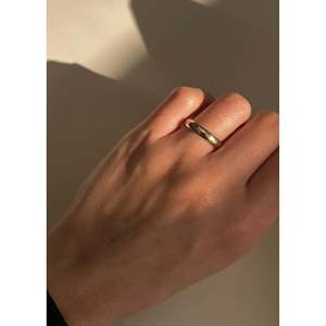 Bague Confort en Or Massif 14 carats avec Gravure de 1,5 mm, Motif Manuscrit Héritage, pour Usage Quotidien Unisexe - Product Image 3