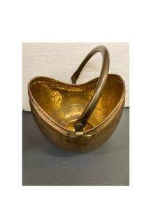 Seau à charbon en laiton de haute qualité pour une utilisation pratique et décorative de la cheminée, parfait pour le thème rustique ou les intérieurs traditionnels - Product Image 2