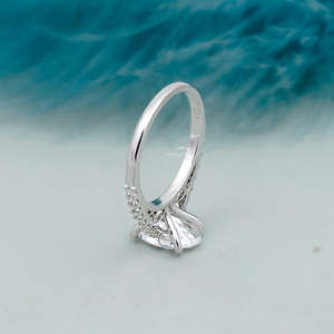 Anillo de Diamantes de Corte Ovalado con Certificado IGI en Oro Blanco con Banda Pavé - Product Image 5
