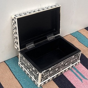Boîte à bijoux rectangulaire en bois multicolore faite à la main de haute qualité, incrustation d'os, décorative et fonctionnelle en MDF pour ranger vos précieux. - Product Image 3