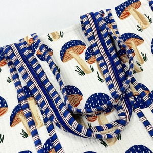 Sac fourre-tout en coton imprimé champignon bleu élégant sac à bandoulière matelassé écologique avec fermeture à glissière et bloc imprimé pour voyage - Product Image 2