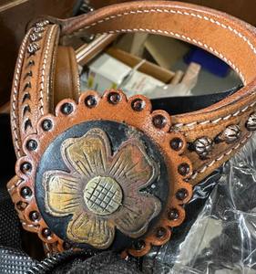 Conjunto de Brida y Pechera de Cuero_Envejecido (Aspecto Oxidado) con adornos de conchos con centros de flores de cobre, que aporta un toque cálido y vintage - Product Image 6