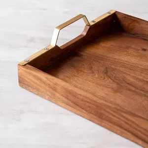 Plateau en bois avec poignées métalliques pour servir le petit-déjeuner, le café, le thé, accessoires de photographie culinaire, fond neutre, style de vie, mise en scène de produits - Product Image 3