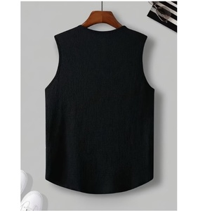 Débardeurs de sport noirs à col en V pour hommes, légers et athlétiques, pour l'entraînement, la course et la gym - Product Image 2