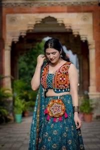 Lehenga de Color azul marino con estilo tradicional en trabajo de lámina impresa y trabajo Gamthi en tela de rayón puro para festivales Navratri - Product Image 6