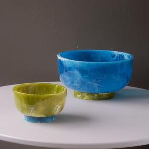 Tazón para Servir Ensaladas de Resina Azul Hecho a Mano, Libre de BPA y Ecológico, con Base Verde, Decoración Moderna y Lujosa para Mesa de Comedor - Product Image 3