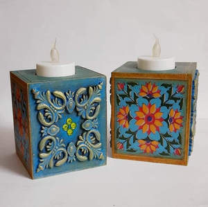 Candelabros de madera estilo granja desgastados con un relieve de girasol blanco elevado, disponibles a precios al por mayor. - Product Image 2