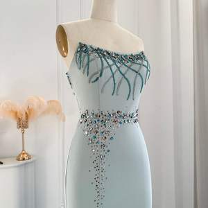 ชุดราตรีทรงเอไลน์ยาวกรอมพื้น ประดับคริสตัลและลูกปัดสีเขียวขุ่น ดีไซน์ทันสมัยหรูหรา แบบไม่มีแขนและสายเดี่ยว เหมาะสำหรับงานแต่งงาน งานพรอม และงานพิธีการต่างๆ สำหรับผู้หญิง - Product Image 3