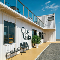 Café conteneur créatif très demandé avec escalier extérieur et grande terrasse pour commerce ou réception touristique