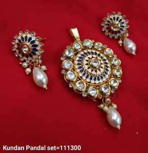 Conjunto de collar con colgante de cobre Kundan y gota elegante de flor chapada en oro tradicional y de moda india para mujer sin cadena - Product Image 2