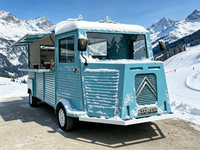 Remorque de Gyros Méditerranéens avec Grille Verticale pour Viande et Chauffe-Pita pour Déjeuner de Rue Grec et Service Rapide sur Campus Universitaire