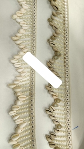 Fait sur mesure avec des coquilles attachées sur une ficelle de perles brodées en deux options de couleur à des fins diverses dans différentes tailles - Product Image 2