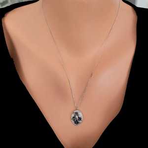 Collier en argent sterling 925 à motif de trèfle à quatre feuilles avec pierres blanches et noires, cadeau idéal pour les amateurs de plantes - Product Image 1