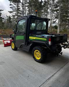 Véhicule utilitaire compact John Deere Gator XUV 835M, robuste, automatique, 250cc, fiable pour l'agriculture, certifié CEE, à vendre - Product Image 1
