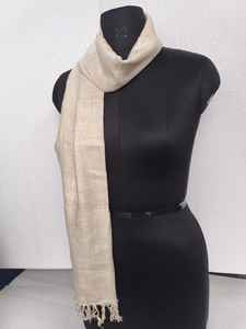 Foulards en soie 100% eri sur mesure avec franges auto-torsadées et longueur de 2.5 pouces dans une gamme de couleurs pour les dames de tous les groupes d'âge - Product Image 3