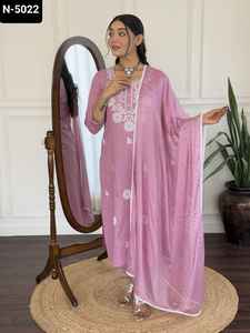 Tissu indien ethnique en viscose pure avec un travail brodé magnifique et attrayant avec Pent avec Dupatta et une robe à bordure en dentelle fantaisie - Product Image 2