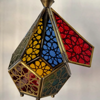 Lanterne en métal marocaine hexagonale de vente chaude pour la décoration extérieure de la maison Design classique avec bougeoirs et bocaux en céramique