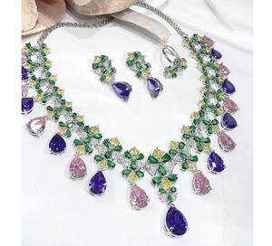 Conjunto de Collar y Aretes de Diseño de Alta Calidad en Latón Plateado con Piedras de Circonia Cúbica para Boda, Compromiso, Fiesta, Estilo Clásico Moderno para Mujer - Product Image 1