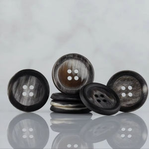 Botón Natural de Cuerno de Búfalo al por Mayor, Acabado en Blanco para Accesorios de Ropa, Alta Calidad - Product Image 1