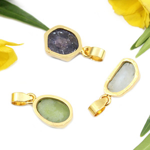 Bohemio auténtico crudo peridoto agosto Birthstone 13-16MM 22K chapado en oro colgantes joyería para niñas mujeres al por mayor a granel - Product Image 3