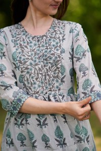 Robe bohème Lilien, imprimée à la main, en pur coton, décontractée, occasionnelle, vacances, été, florale, gris bleu, artisanale, éthique - Product Image 6