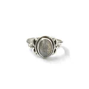 แหวนลาบราโดไรต์ชุบทอง 18K สไตล์วินเทจสุดเก๋ (3.2 กรัม) แหวนแฟชั่นอัลลอยด์ทันสมัย ทรงเบเซล ไซส์ฟรี ของขวัญเครื่องประดับ - Product Image 1