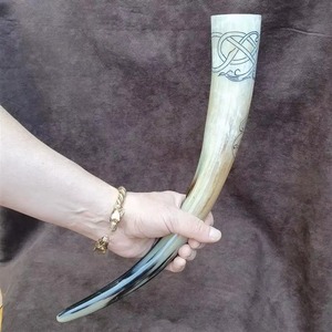 Corne à boire viking artisanale écologique en véritable corne de buffle, forme naturelle, style runique gravé en profondeur, décoration de bar, artisanat - Product Image 3