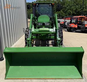 Tractor de Ruedas John Deere 3038E 4WD Verde con Cargador Frontal, Equipo Utilitario Agrícola de 70HP con Transmisión por Engranajes - Product Image 5