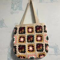 Sac fourre-tout personnalisé en crochet pour femme – Accessoire de mode avec deux poignées, fermeture ouverte et motif carré Granny pour dames