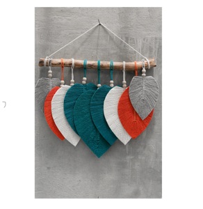 Macramé hecho a mano en forma de corazón para colgar en la pared, arte bohemio multicolor perfecto para dormitorio, sala de estar, decoración del hogar - Product Image 1