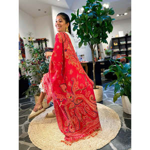 ผ้าพันคอไหมพรมสีแดงปักลายสำหรับฤดูหนาว - Product Image 1