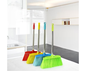 Balai de nettoyage de sol en plastique à poils souples parfait pour le nettoyage dans et autour de la maison, commandez tôt pour obtenir une réduction - Product Image 1