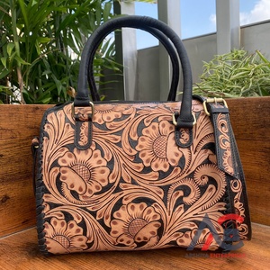 Petit sac de sport unisexe en cuir véritable à motif floral usiné à la main Fermeture à glissière Logo personnalisé Sac de voyage de nuit Weekender - Product Image 1